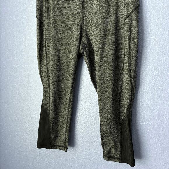 Women's TEK GEAR Black & White Mid Rise Capri Leggings Running Workout Fitness M - Picture 3 of 6